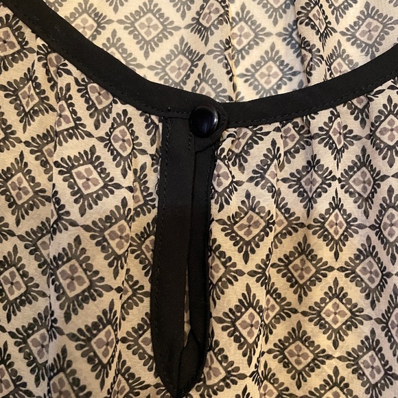 Geometric Patterned shirt - Black and Red - Picture 6 of 8